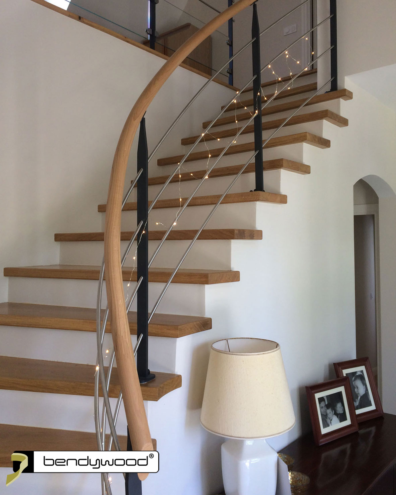 Corrimano rotondo ø45 mm in rovere Bendywood® per una scala