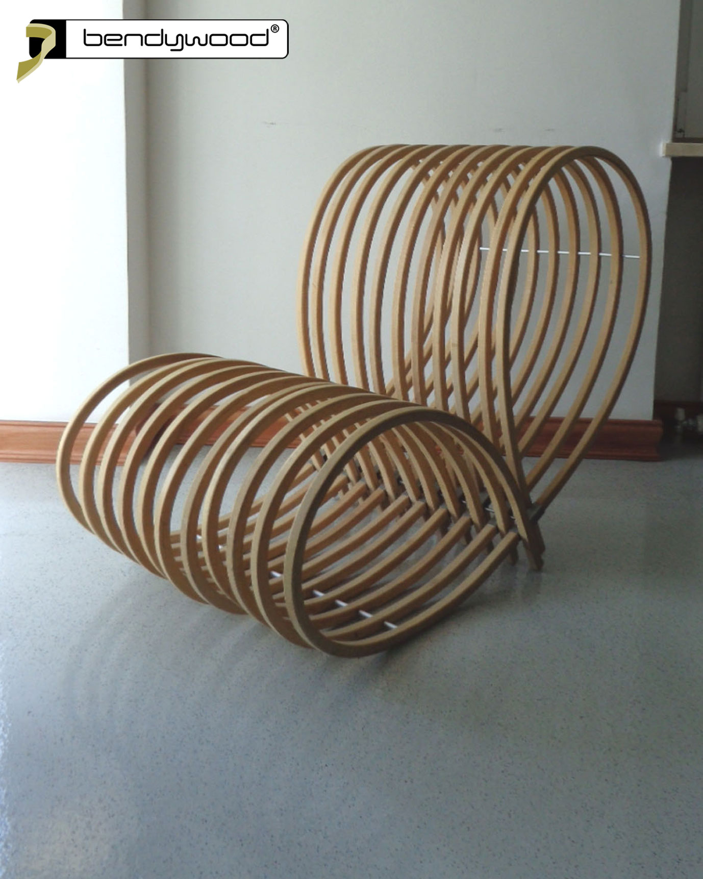 Poltrona costruita con bastoni in legno massiccio flessibile Bendywood®