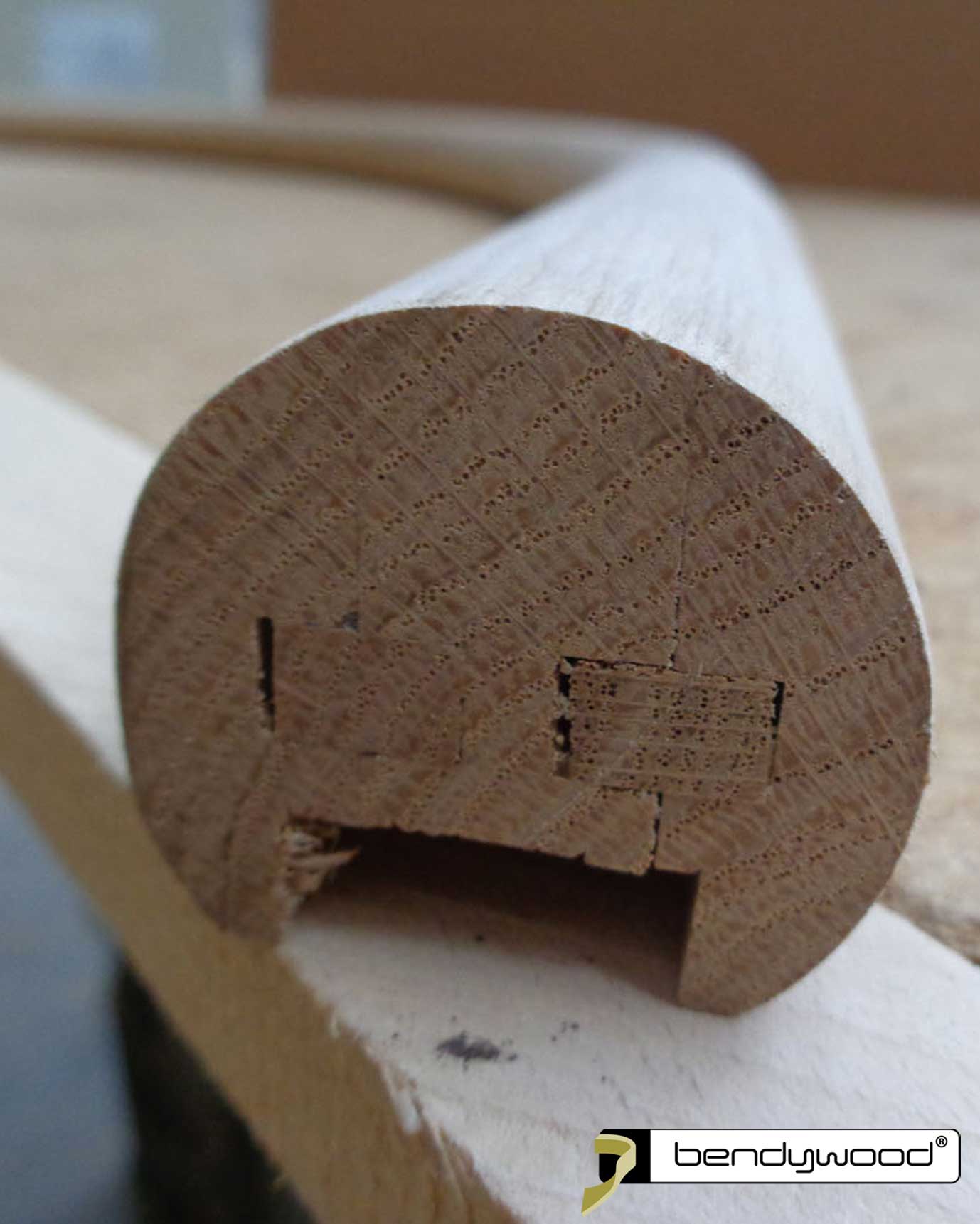 Gebogenes Teil mit Nut in Bendywood® Lamellen