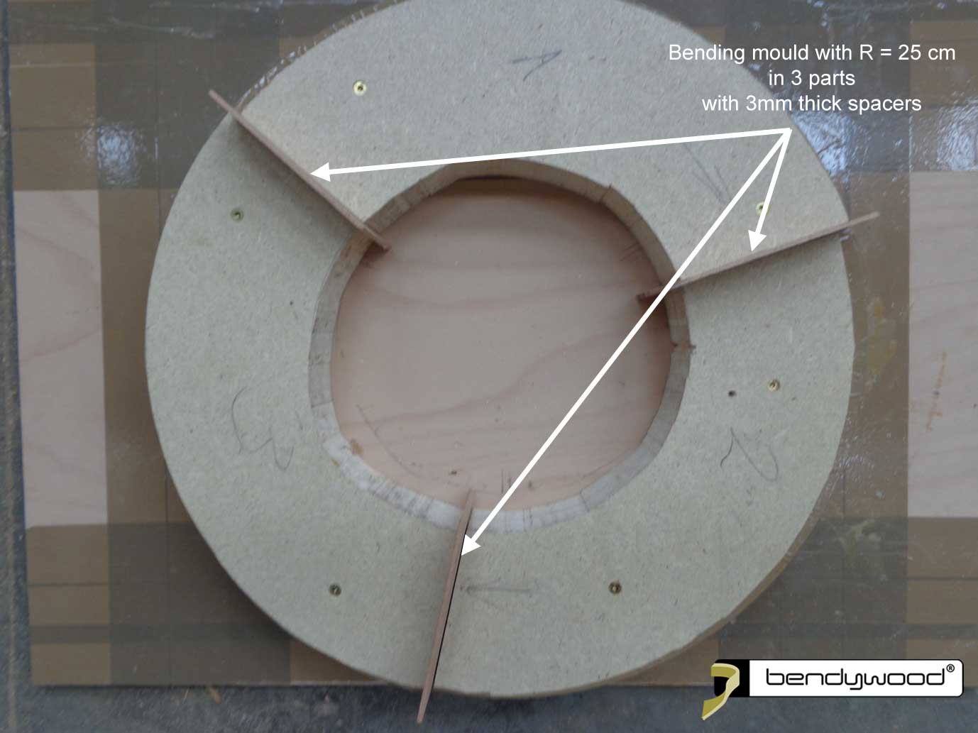 Bending mould in 3 parts with spacers