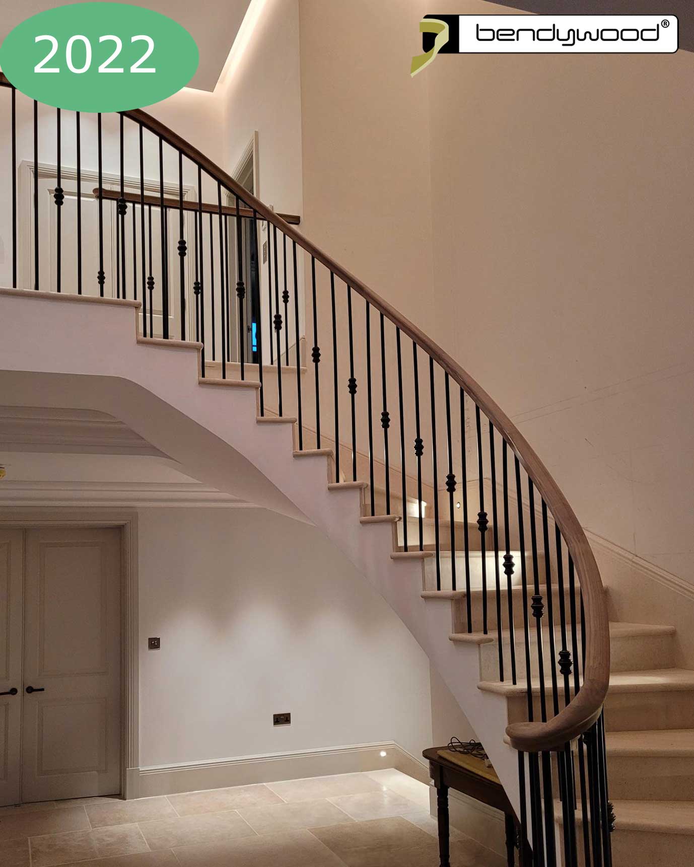 Corrimano su misura in noce americano Bendywood®. Montato su una scala curva.