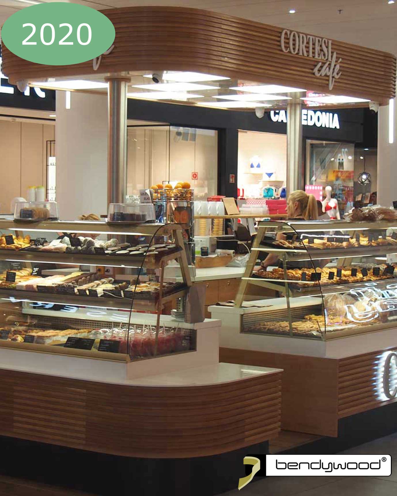 Arredamento di negozio con sezioni in legno pieghevole massello Bendywood®